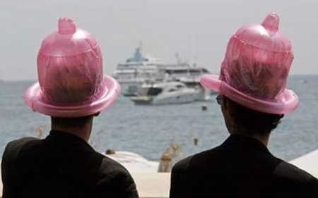 Condom_hats_cannes