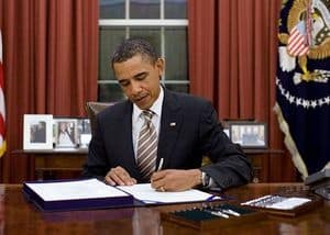 640px-Obama_signs_FDA_Food_Safety_Modernization_Act_cropped