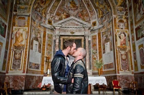 Gay_kiss_catholic_church