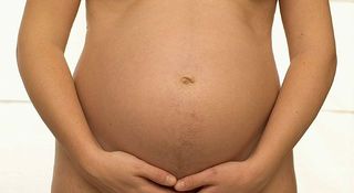 640px-Pregnant_belly_button