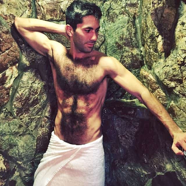 Catfish’s Nev Schulman is a Shirtless Otter in a Bath Towel: PHOTO.