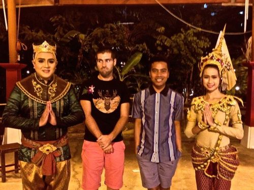 09-Siam-Niramit-Seb-Rex-with-performers