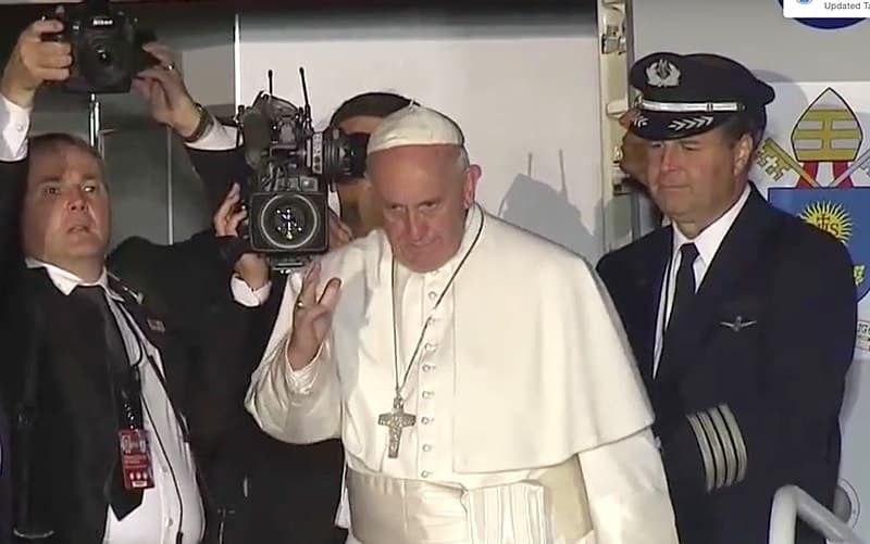 Pope Francis sides with Kim Davis