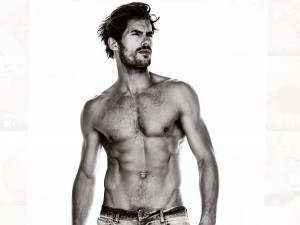 jacey-elthalion-shirtless-10142015-lead01-600x450