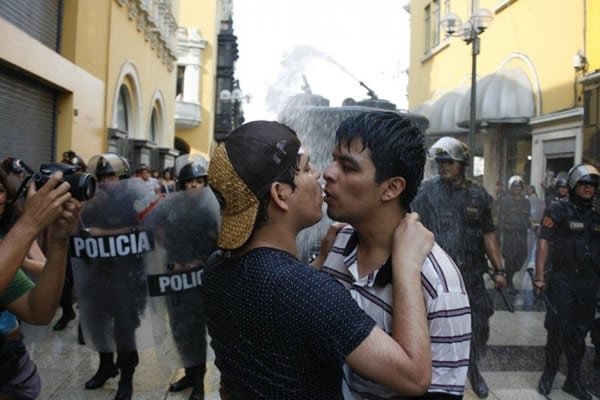 peru kiss-in