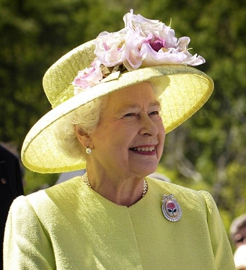 Elizabeth_II_greets_NASA_GSFC_employees,_May_8,_2007_edit