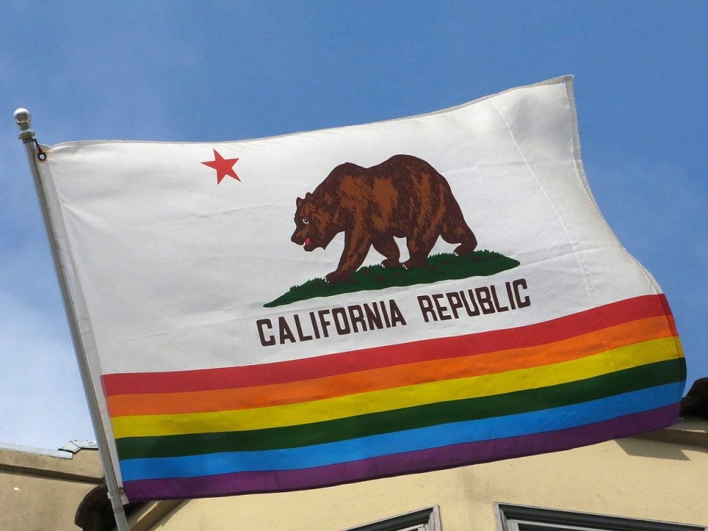 State_flag_von_California_mit_Rainbow_Stripes