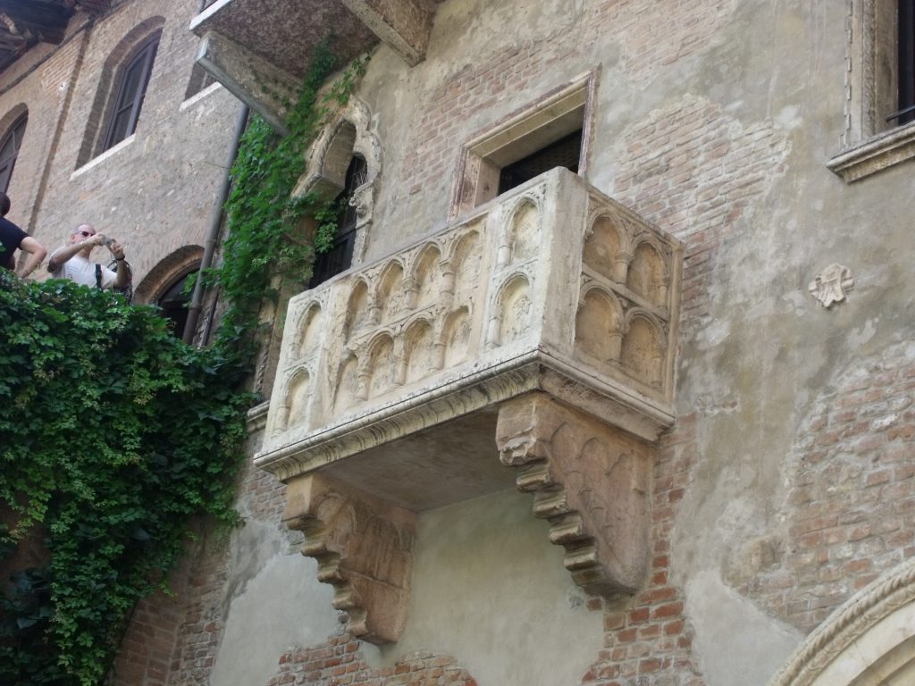 Juliet's_House,_Via_Cappello,_Verona_-_Balcony