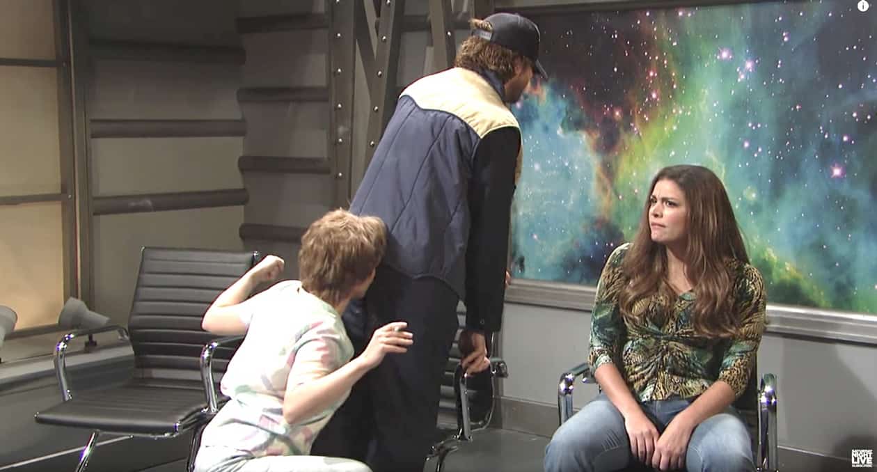 Ryan Gosling Loses It When Kate McKinnon Jams Her His Butt On SNL's Alien Close Encounter: - Towleroad Gay News