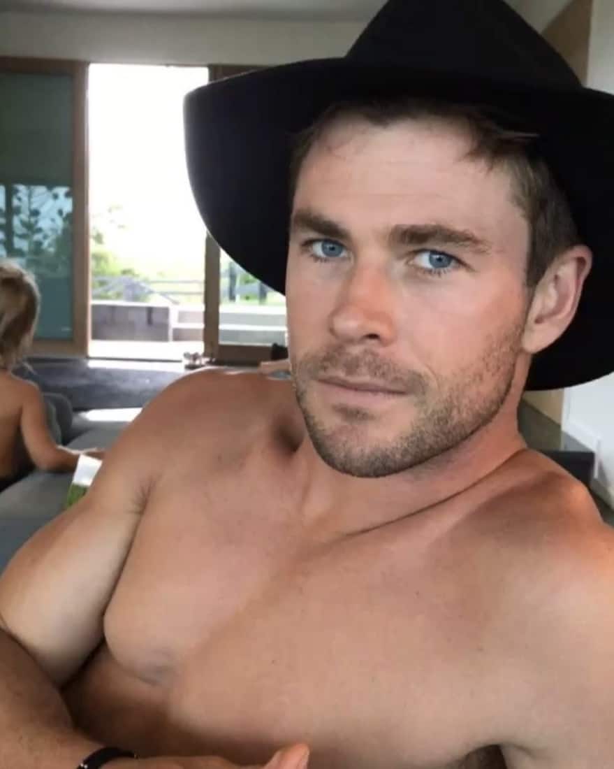 Chris Hemsworth shirtless selfie