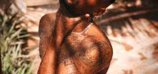 Chris Martin, Dracula, Michael Che, Katie Hill, Stunt Kissing, Hal Fischer, John Oliver, Cameroon, Jane Fonda: HOT LINKS