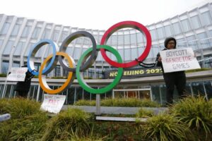 Tibetan students lock themselves to Olympic rings to protest Beijing games 14 470648 origin 1