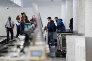 Americans proceed with holiday plans despite Omicron surge 4 472357 origin 1