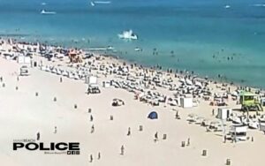 Helicopter crashes into waves off crowded Miami beach 4 496660 origin 1