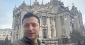 Smartphone in hand, Ukraine's president takes centre stage in a capital under attack 4 497493 origin 1