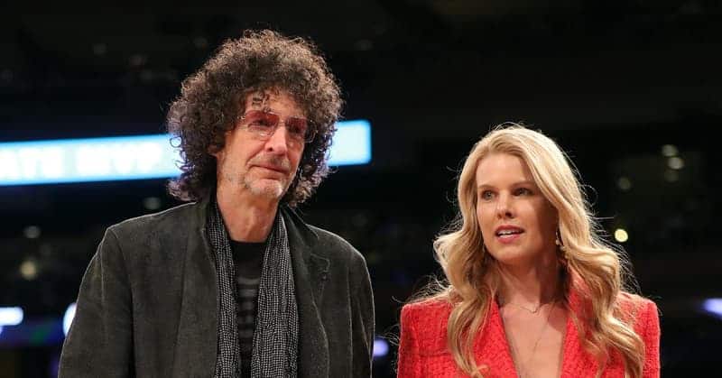 Magic Johnson Wanted To 'Hit' Howard Stern After Shock Jock Joked NBA Player 'Had Fun Getting AIDS' 26 506165 506165 origin 1 2