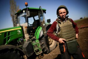 Ukrainian farmers don bulletproof vests to plough frontline fields 18 510767 origin 1