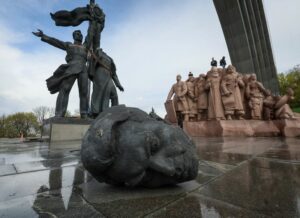 Kyiv pulls down Soviet-era monument symbolising Russian-Ukrainian friendship 32 511051 origin 1