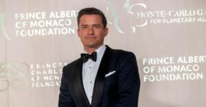 Orlando Bloom Shows Washboard Abs & Tattoos On Set — Fans Go Wild! Plus: Bloom SloMo Swims With Sharks, Hugs Kids in Ukraine: FRIDAYS 8 520944 origin 1