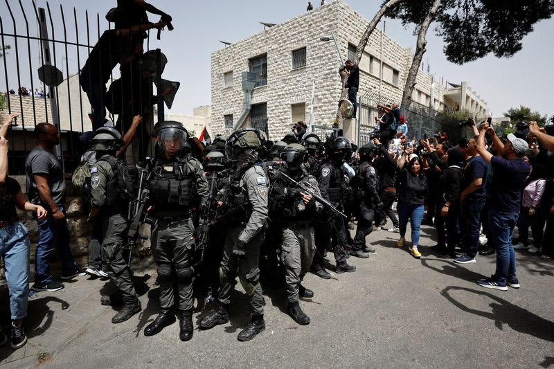 Israeli Police Beat Mourners At Funeral Of Slain Palestinian Journalist 5 521185 521185 origin 1 4