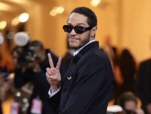 Kate McKinnon Leaving SNL; What? Also Aidy Bryant, Pete Davidson and Kyle Mooney Set to Depart After This Season. Season Finale TONIGHT 3 523483 origin 1