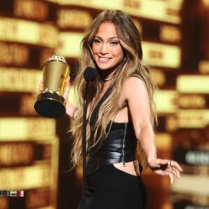 Jennifer Lopez breaks down as she accepts Generation Award 8 584097 origin 1