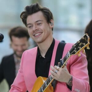 Harry Styles assists fan with proposal at Lisbon show 16 634426 origin 1