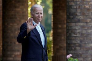 As Biden kicks off U.S. tour, some Democratic candidates want to keep their distance 32 637792 origin 1