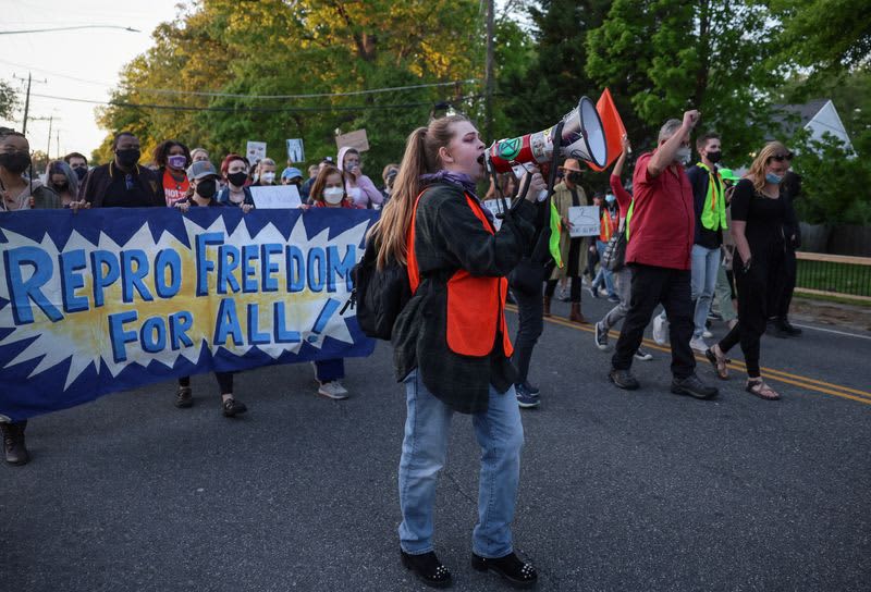 U.S. clinics scramble as courts, politicians battle over abortion restrictions 5 637878 637878 origin 1 1