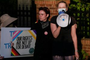 U.S. clinics scramble as courts, politicians battle over abortion restrictions 6 637878 origin 1
