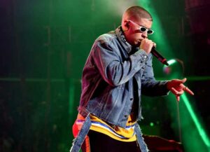 Bad Bunny Kisses Male & Female Backup Dancers At The VMAs 16 639388 origin 1