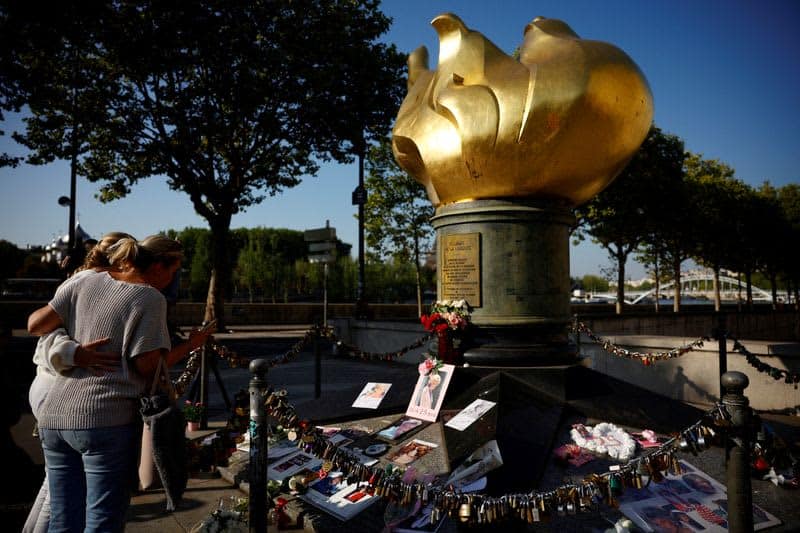 Mourners mark Princess Diana's death in Paris, 25 years on 24 640107 640107 origin 1 1