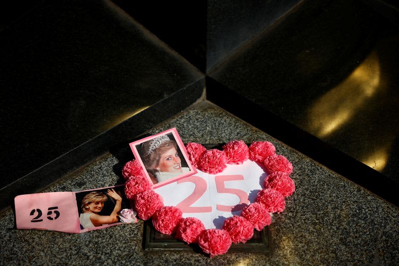 Mourners mark Princess Diana's death in Paris, 25 years on 25 640107 640107 origin 1 2