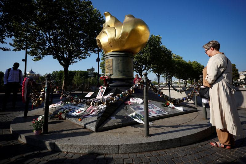 Mourners mark Princess Diana's death in Paris, 25 years on 26 640107 640107 origin 1 3