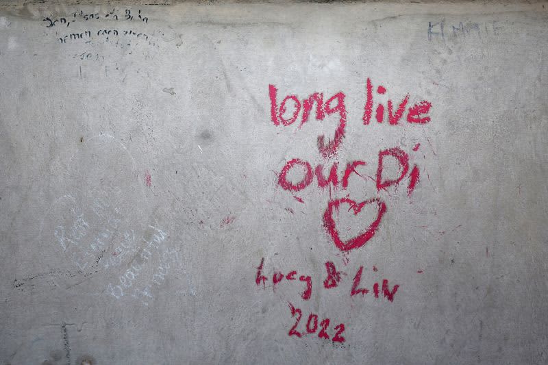 Mourners mark Princess Diana's death in Paris, 25 years on 27 640107 640107 origin 1 4