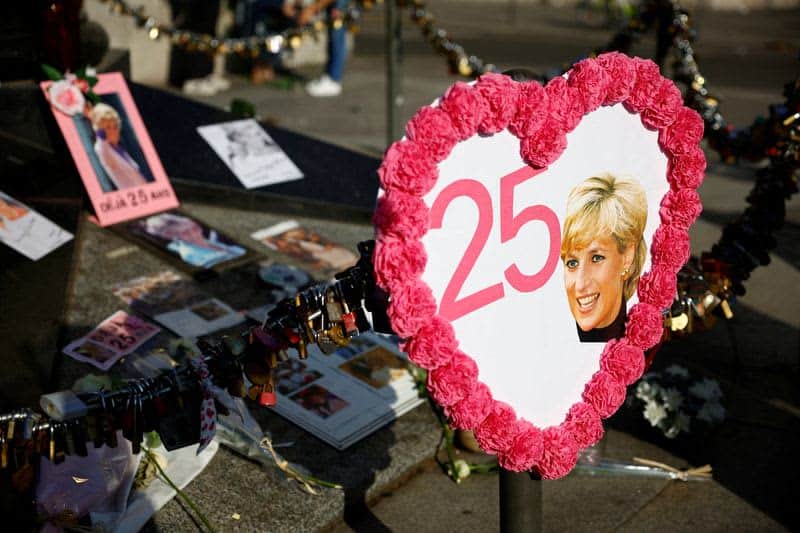 Mourners mark Princess Diana's death in Paris, 25 years on 23 640107 origin 1