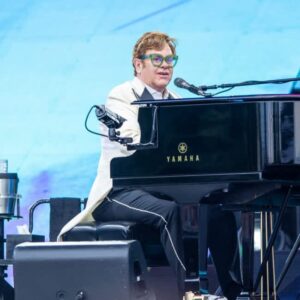 Sir Elton John pays tribute to Queen Elizabeth during Canadian gig 22 641943 origin 1