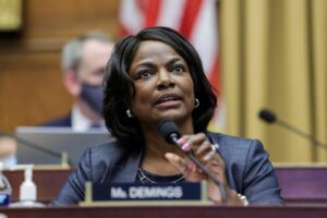 Democratic ex-cop Demings closes in on Republican Rubio in Florida 32 644765 origin 1