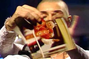 30 Years Ago: Sinead O'Connor Tears Picture of the Pope on 'SNL' 32 646203 origin 1