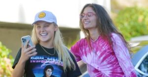 JoJo Siwa & Girlfriend Avery Cyrus Looked 'So Happy' At Disney World Prior To Making It Official 48 647477 origin 1