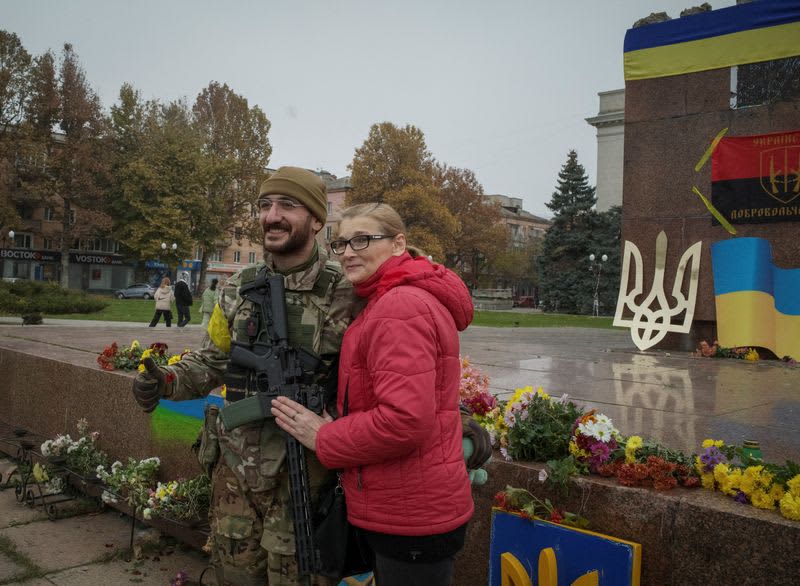 Ukraine troops greeted with flowers in Kherson after Russian retreat 106 654001 654001 origin 1 1