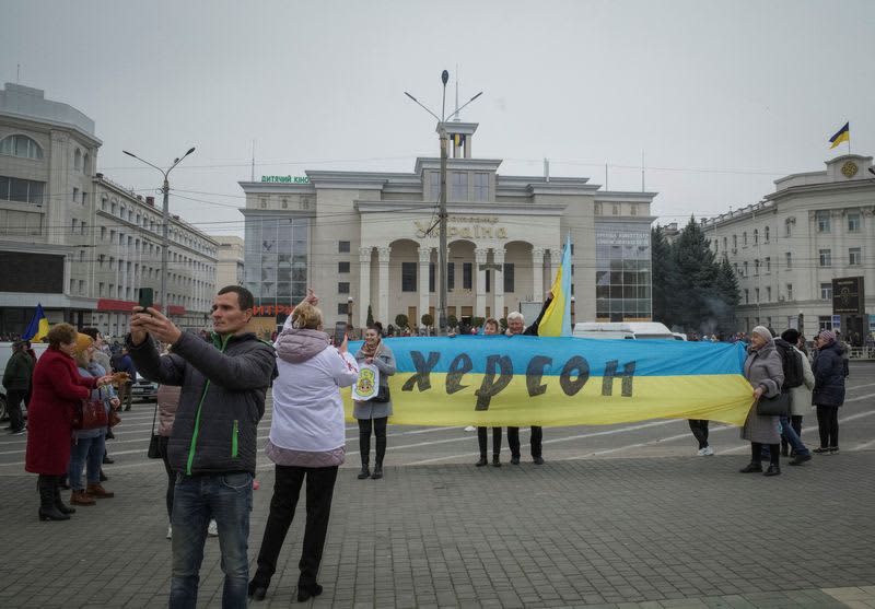 Ukraine troops greeted with flowers in Kherson after Russian retreat 107 654001 654001 origin 1 2