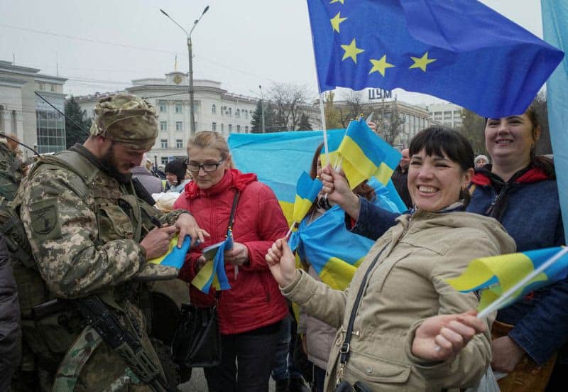 Ukraine troops greeted with flowers in Kherson after Russian retreat 108 654001 654001 origin 1 3