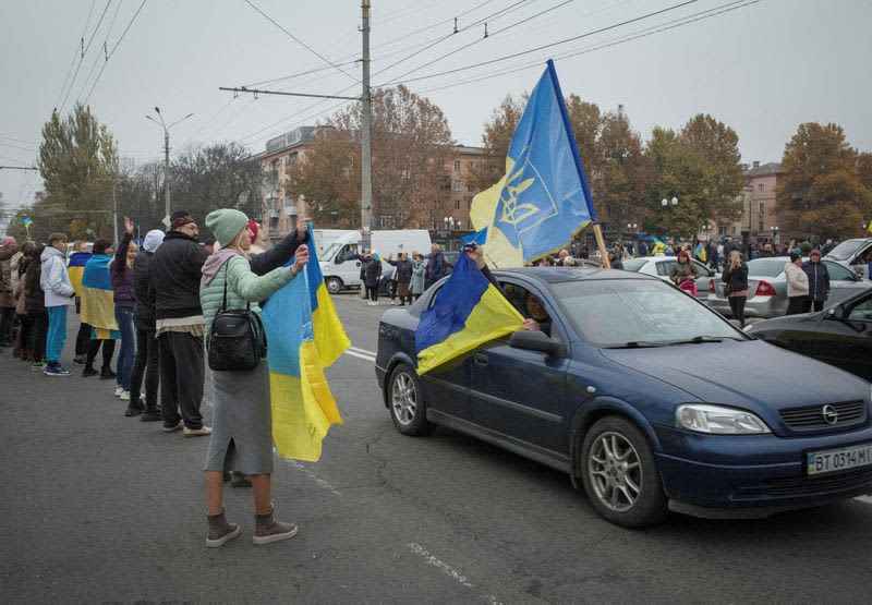 Ukraine troops greeted with flowers in Kherson after Russian retreat 109 654001 654001 origin 1 4