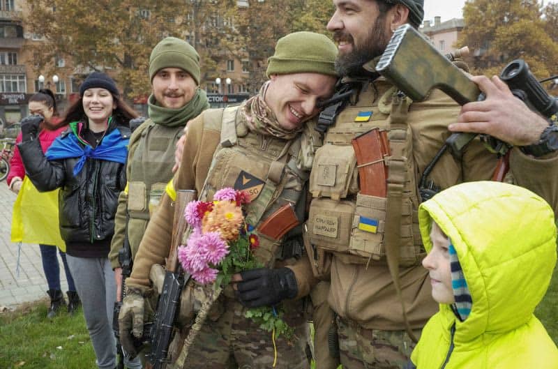 Ukraine troops greeted with flowers in Kherson after Russian retreat 105 654001 origin 1