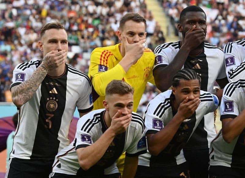 Soccer-Germany players cover mouths in team photo amid armband row 7 656847 origin 1