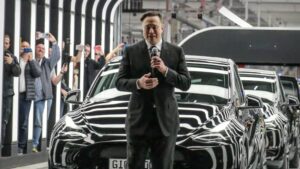 Elon Musk Threatens Apple 12 657095 origin 1