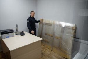 People cut Banksy mural off battle-scarred Ukraine wall - governor 46 658131 origin 1