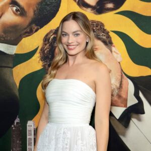 Margot Robbie wants Harley Quinn and Poison Ivy to have big screen romance 22 658756 origin 1
