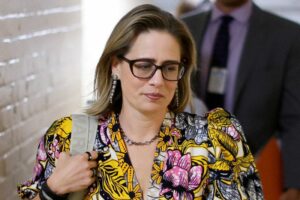 Kyrsten Sinema leaves Democratic Party, adding drama to tight U.S. Senate margin 24 659346 origin 1